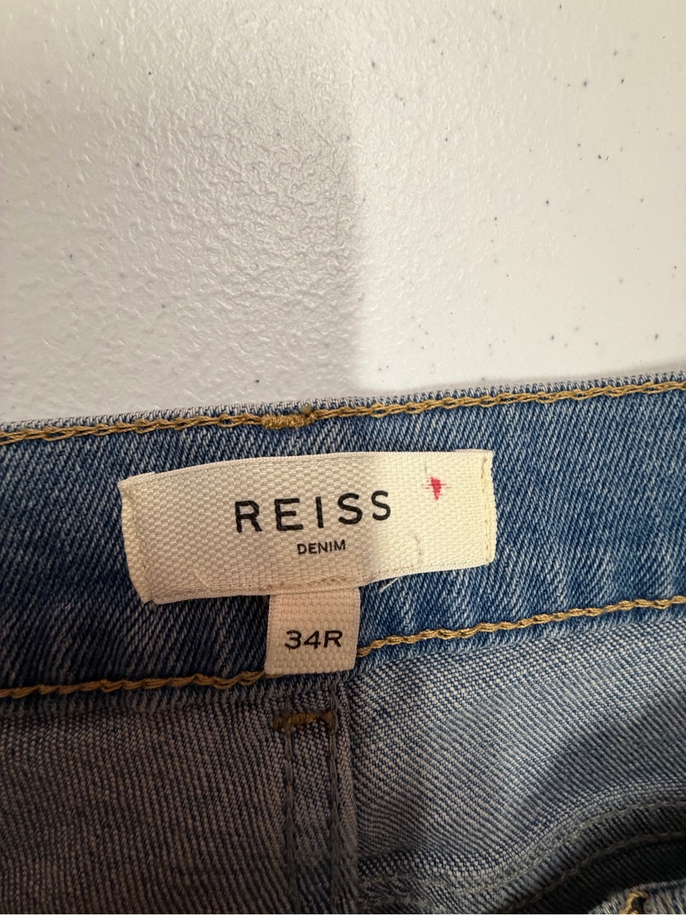 REISS Cove Denim size 34R
Inseam 31”
Cotton & elastane
B315
